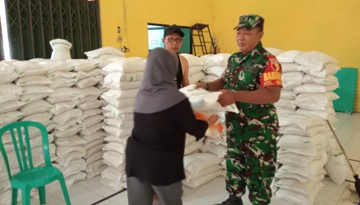 Sinergi TNI Dan Dinsos, Warga Kelurahan Bence Terima Bantuan Beras Alokasi Tiga Bulan