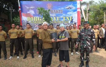 Peringati HUT TNI Ke 81, Sinergi TNI-Polri Dan Masyarakat Kota Blitar Gelar Aksi Tanam Pohon Di Bantaran Sungai Karplos