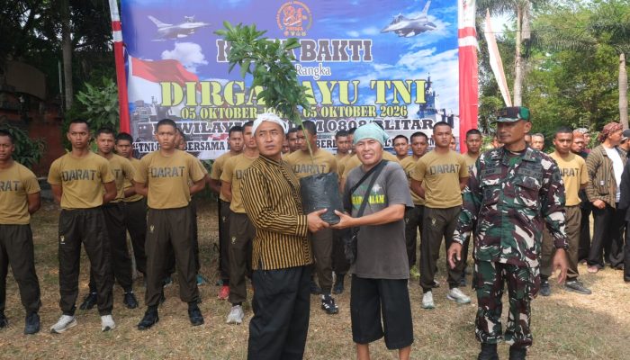 Peringati HUT TNI Ke 81, Sinergi TNI-Polri Dan Masyarakat Kota Blitar Gelar Aksi Tanam Pohon Di Bantaran Sungai Karplos