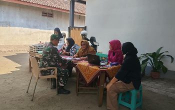 Dukung Pencegahan Stunting Sejak Dini, Babinsa Koramil Garum Mendampingi Kegiatan Posyandu