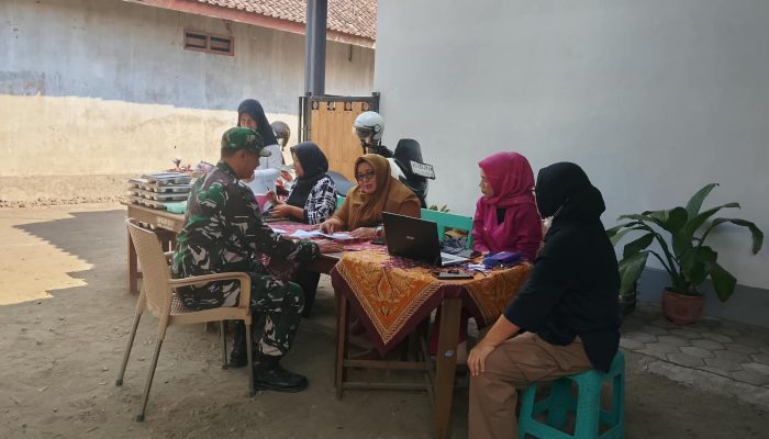 Dukung Pencegahan Stunting Sejak Dini, Babinsa Koramil Garum Mendampingi Kegiatan Posyandu