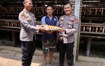 Jaga Produksi Telur, Polsek Kandat Bina Peternak Dukung Ketahanan Pangan