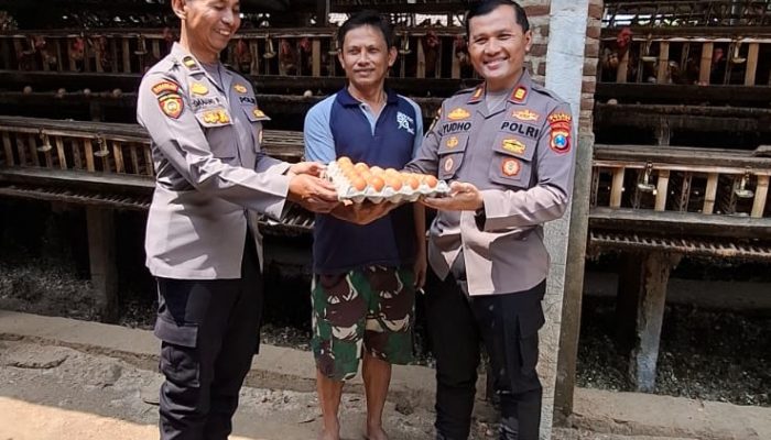 Jaga Produksi Telur, Polsek Kandat Bina Peternak Dukung Ketahanan Pangan