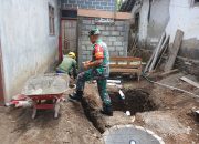 Wujudkan Lingkungan Sehat, Babinsa Posramil Selopuro Gotong Royong Bangun MCK Warga