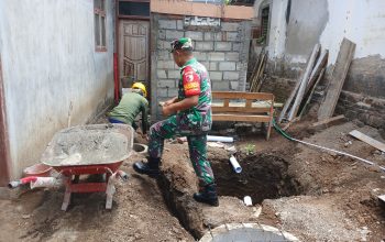 Wujudkan Lingkungan Sehat, Babinsa Posramil Selopuro Gotong Royong Bangun MCK Warga