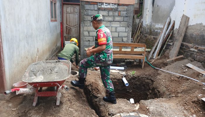 Wujudkan Lingkungan Sehat, Babinsa Posramil Selopuro Gotong Royong Bangun MCK Warga