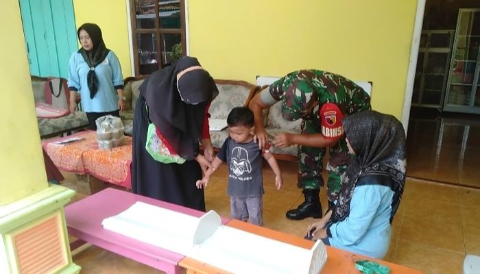 Cegah Stunting Sejak Dini, Babinsa Kelurahan Tlumpu Pendampingi Posyandu Balita