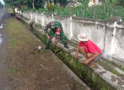 Wujud Kepedulian Lingkungan, Babinsa Koramil Udanawu Bersama Warga Gelar Karya Bakti Saluran Irigasi