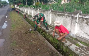 Wujud Kepedulian Lingkungan, Babinsa Koramil Udanawu Bersama Warga Gelar Karya Bakti Saluran Irigasi