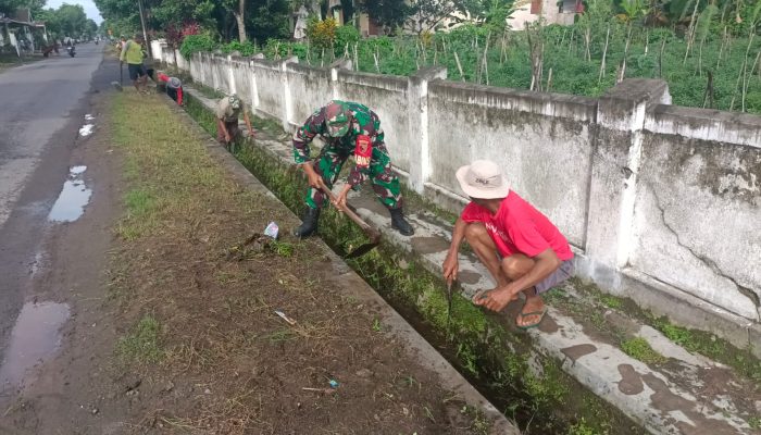 Wujud Kepedulian Lingkungan, Babinsa Koramil Udanawu Bersama Warga Gelar Karya Bakti Saluran Irigasi