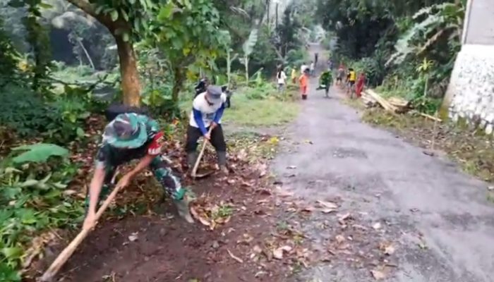 Babinsa Koramil Gandusari Bersama Warga Gotong Royong Bersihkan Lingkungan Demi Keselamatan Bersama