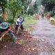 Babinsa Koramil Gandusari Bersama Warga Gotong Royong Bersihkan Lingkungan Demi Keselamatan Bersama
