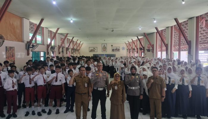 Jadi Pembina Upacara di 11 SMP, Satlantas Polres Kediri Kota Tekankan Larangan Pelajar Berkendara di Bawah Umur