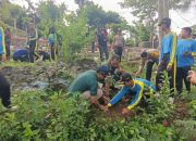 Babinsa Koramil Bakung Bersama Siswa Siswi SMKN 1 Blitar Tanam Pohon Di Monumen Trisula Melalui Program “Bersatu Dengan Alam”