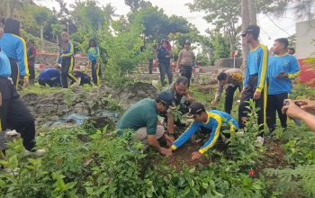 Babinsa Koramil Bakung Bersama Siswa Siswi SMKN 1 Blitar Tanam Pohon Di Monumen Trisula Melalui Program “Bersatu Dengan Alam”