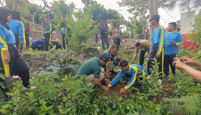 Babinsa Koramil Bakung Bersama Siswa Siswi SMKN 1 Blitar Tanam Pohon Di Monumen Trisula Melalui Program “Bersatu Dengan Alam”