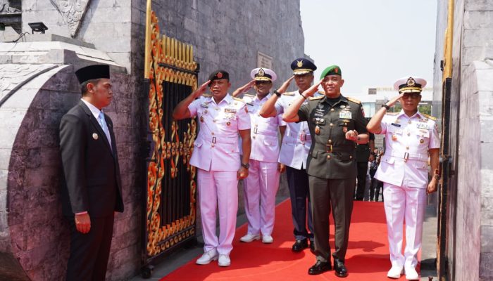 Pangdam V/Brawijaya Pimpin Ziarah Rombongan Di MBK Blitar Peringati HUT Ke-81 TNI