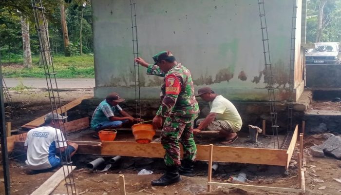 Wujud Kepedulian Lingkungan, Babinsa Sukosewu Dampingi Pemasangan Septic Tank Rumah Warga