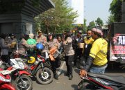 Polwan Polres Kediri Kota Tunjukkan Sisi Humanis, Bagikan Snack dan Air Mineral kepada Peserta Aksi GARDA