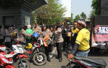 Polwan Polres Kediri Kota Tunjukkan Sisi Humanis, Bagikan Snack dan Air Mineral kepada Peserta Aksi GARDA