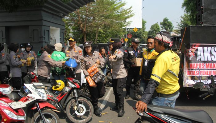 Polwan Polres Kediri Kota Tunjukkan Sisi Humanis, Bagikan Snack dan Air Mineral kepada Peserta Aksi GARDA