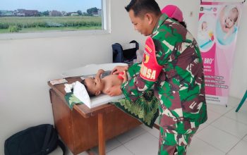 Inovasi Tekan Stunting, Babinsa Posramil Kepanjenkidul Dampingi Terapi Renang Balita Di Posyandu Sartika II