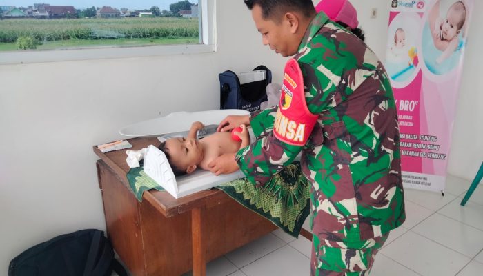 Inovasi Tekan Stunting, Babinsa Posramil Kepanjenkidul Dampingi Terapi Renang Balita Di Posyandu Sartika II