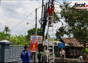 Satpol PP Tulungagung Tertibkan Tiang dan Kabel Fiber Optik Tak Berizin di Kedungwaru-Gondang