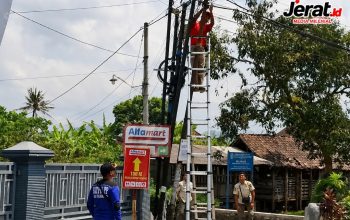 Satpol PP Tulungagung Tertibkan Tiang dan Kabel Fiber Optik Tak Berizin di Kedungwaru-Gondang
