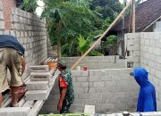 Wujud Kepedulian TNI, Babinsa Koramil 0808/04 Sanankulon Dampingi Pembangunan RTLH Di Desa Jeding