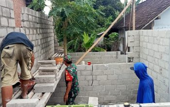 Wujud Kepedulian TNI, Babinsa Koramil 0808/04 Sanankulon Dampingi Pembangunan RTLH Di Desa Jeding