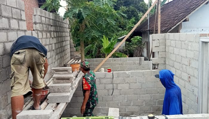 Wujud Kepedulian TNI, Babinsa Koramil 0808/04 Sanankulon Dampingi Pembangunan RTLH Di Desa Jeding