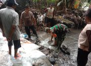 Wujud Nyata Ketahanan Pangan, Babinsa Kelurahan Tanggung Bersama Petani Gotong Royong Perbaiki Saluran Irigasi