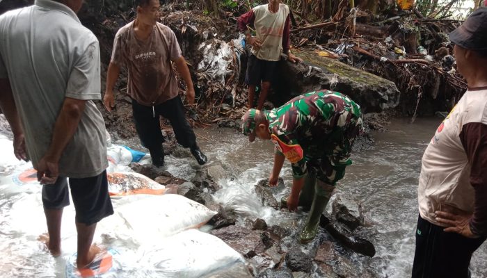 Wujud Nyata Ketahanan Pangan, Babinsa Kelurahan Tanggung Bersama Petani Gotong Royong Perbaiki Saluran Irigasi