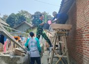 Wujud Kepedulian Sosial, Babinsa Desa Gogodeso Bantu Pembangunan RTLH Milik Warga
