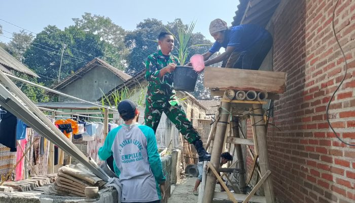 Wujud Kepedulian Sosial, Babinsa Desa Gogodeso Bantu Pembangunan RTLH Milik Warga