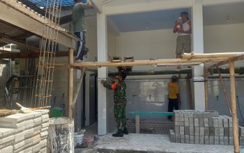 Pererat Kebersamaan, Babinsa Koramil Sanankulon Laksanakan Pengecatan Masjid Nurul Huda Blitar
