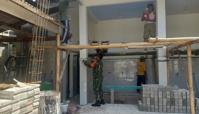 Pererat Kebersamaan, Babinsa Koramil Sanankulon Laksanakan Pengecatan Masjid Nurul Huda Blitar