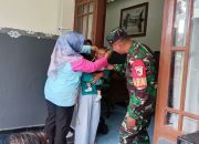 Wujud Dukungan Kesehatan, Babinsa Dan Bidan Desa Dampingi Posyandu ILP Di Ngaringan Blitar