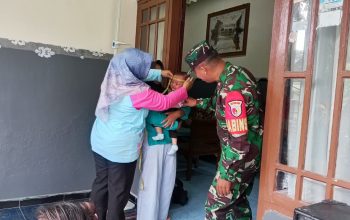 Wujud Dukungan Kesehatan, Babinsa Dan Bidan Desa Dampingi Posyandu ILP Di Ngaringan Blitar