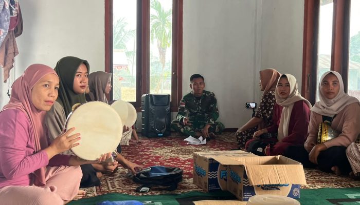 Pererat Tali Silaturahmi, Satgas Yonif 147/KGJ Pos Kotis Meyado Latih Seni Hadroh di Distrik Meyado