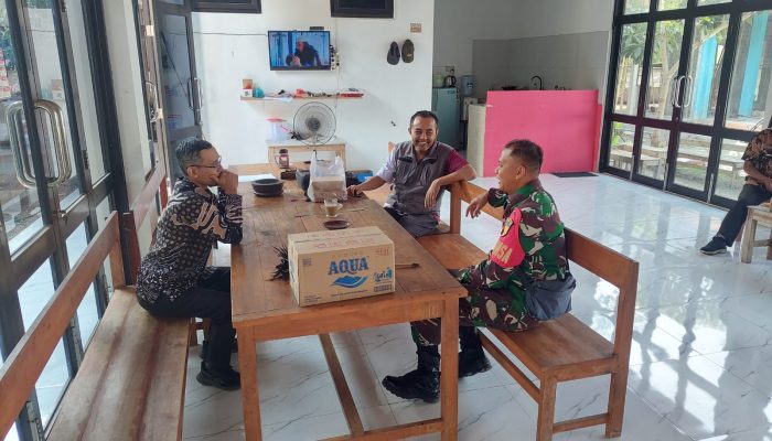 Pererat Sinergitas, Babinsa Dan Bhabinkamtibmas Gelar Komsos Bersama Aparat Kelurahan Kepanjenlor