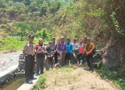 Respon Cepat Isu Pembendungan Sungai Bruno, Bhabinkamtibmas Polsek Semen Hadir Klarifikasi dan Cari Solusi