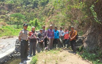 Respon Cepat Isu Pembendungan Sungai Bruno, Bhabinkamtibmas Polsek Semen Hadir Klarifikasi dan Cari Solusi