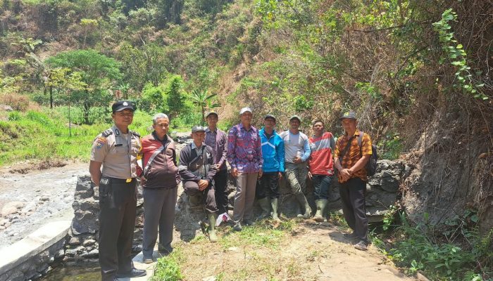 Respon Cepat Isu Pembendungan Sungai Bruno, Bhabinkamtibmas Polsek Semen Hadir Klarifikasi dan Cari Solusi