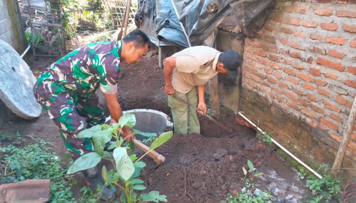 Tingkatkan Sanitasi Sehat, Babinsa Koramil 0808/11 Binangun Gotong Royong Buat Jamban Warga
