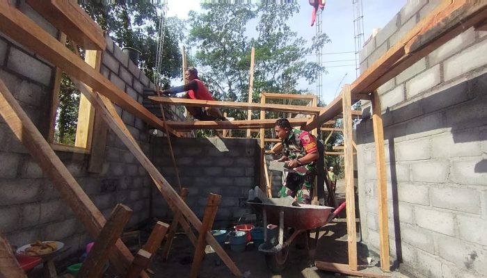 Gotong Royong Warga Dan Babinsa Koramil Binangun Bedah RTLH Milik Warga Di Blitar