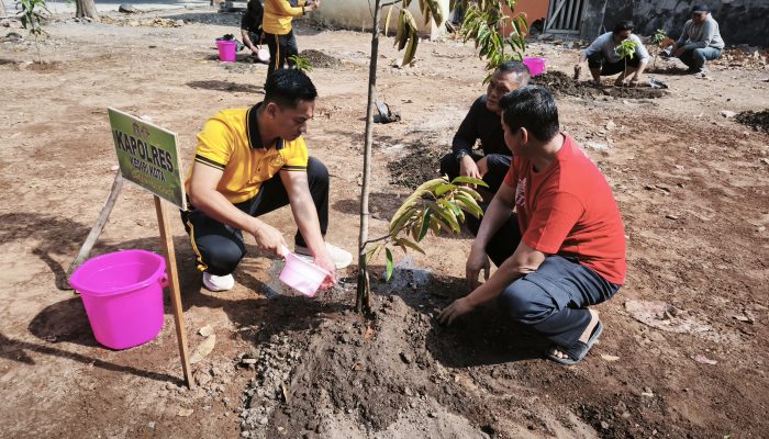Green Policing, Polres Kediri Tanam Puluhan  Bibit Pohon di Pondok Nurul Hakim